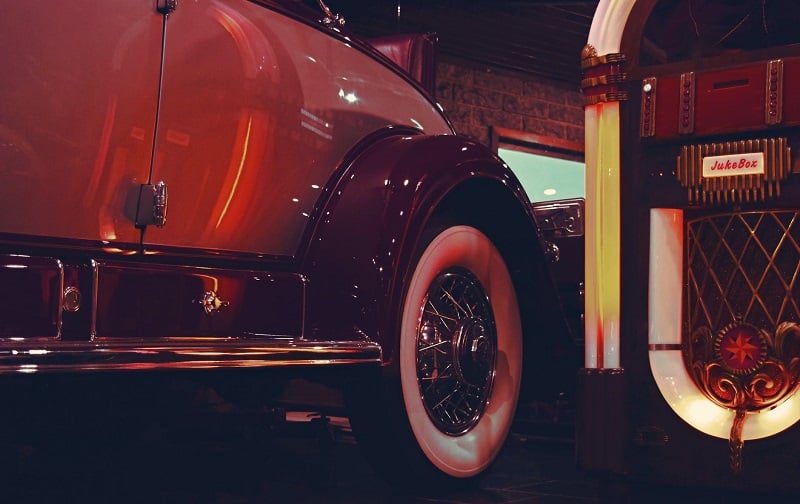 A 1950s car and jukebox.