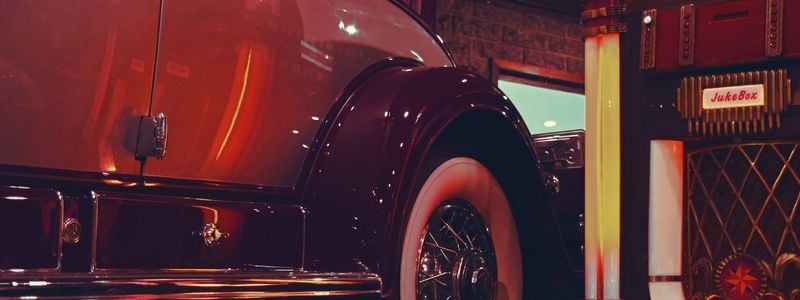 A 1950s car and jukebox.