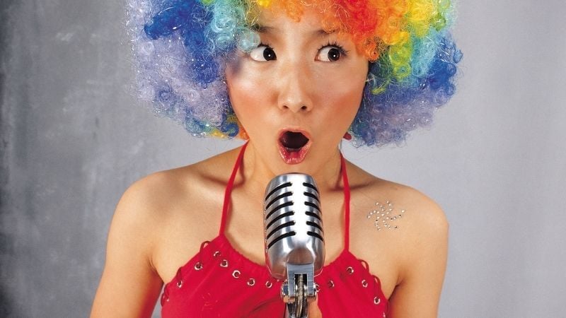 A comedy singer with a funny wig.