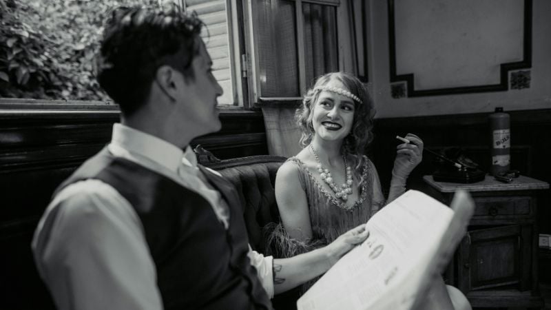 A couple in 1920s fashion.