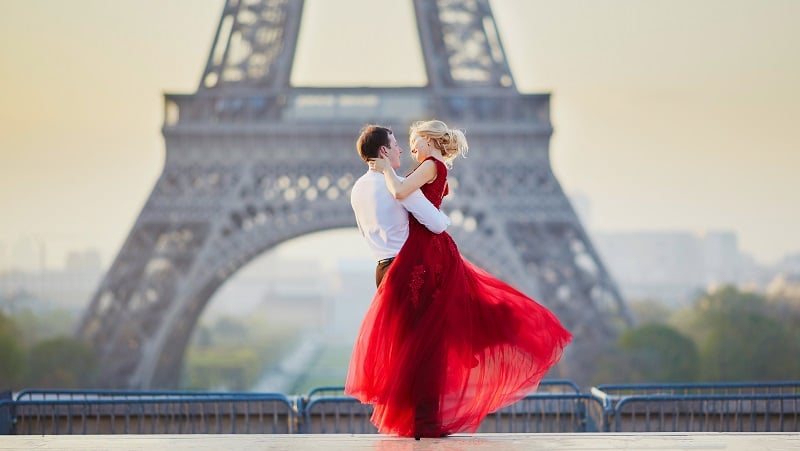 Two lovers dancing in Paris.