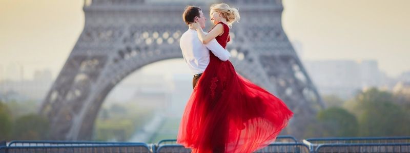 Two lovers dancing in Paris.