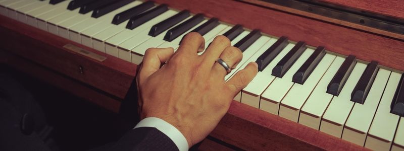 A hand at the piano.