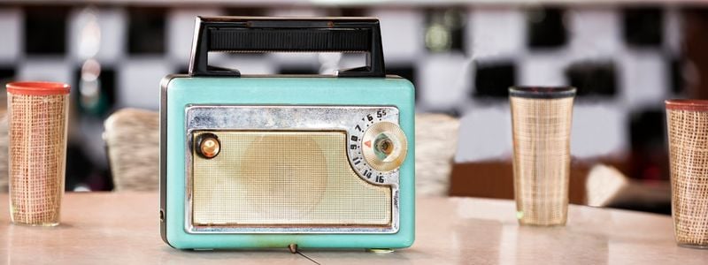 A teal 1950s radio in a diner.